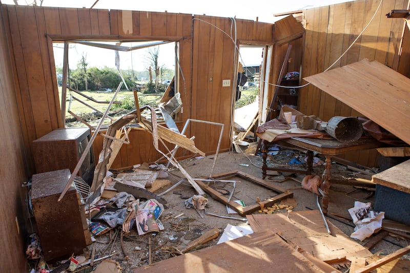 galleries/2014/04/29/the-path-of-destruction-tornadoes-left-in-the-south-photos/140429-tornado-10_t3ptr3