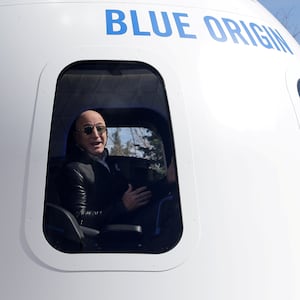 2021-06-07T111306Z_179529725_RC2NVN9UGPFB_RTRMADP_3_SPACE-EXPLORATION-BLUEORIGIN-BEZOS_zou37c