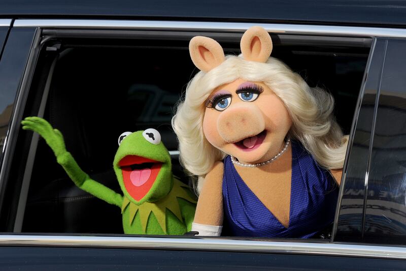 articles/2014/03/22/exclusive-kermit-the-frog-grills-miss-piggy-about-muppets-most-wanted-dating-and-hollywood/140321-kermit-interviews-piggy-tease_wz8ydc