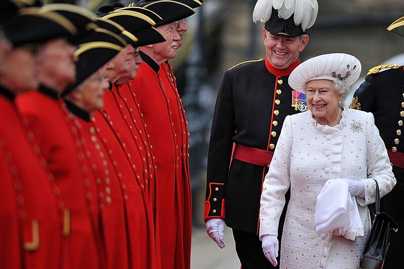 galleries/2012/06/03/queen-elizabeth-s-diamond-jubilee-kate-middleton-prince-william-and-more-photos/chelsea-pier-greeting-queen-jubilee-celebration_hns3pv