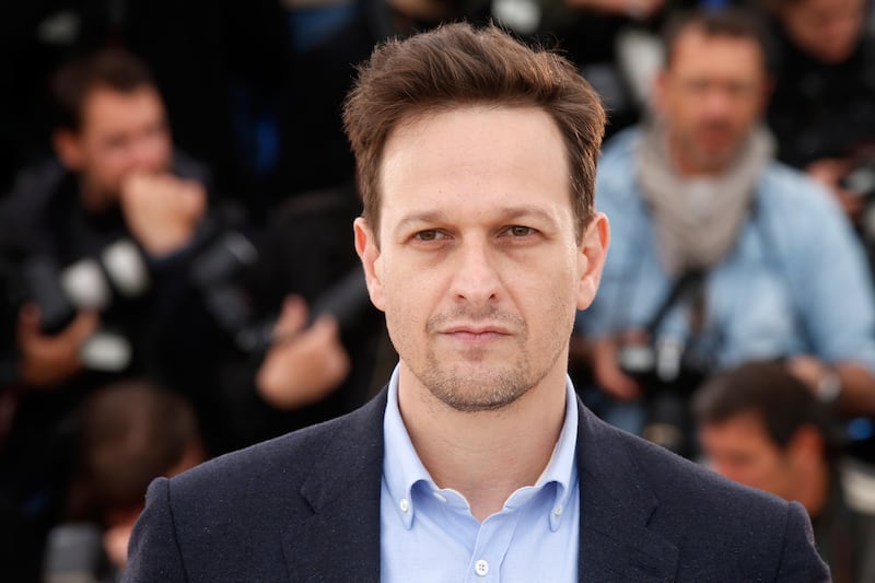 articles/2014/09/13/josh-charles-on-life-after-the-good-wife-and-his-insane-movie-bird-people/140912-fallon-charles2-embed_cezhda