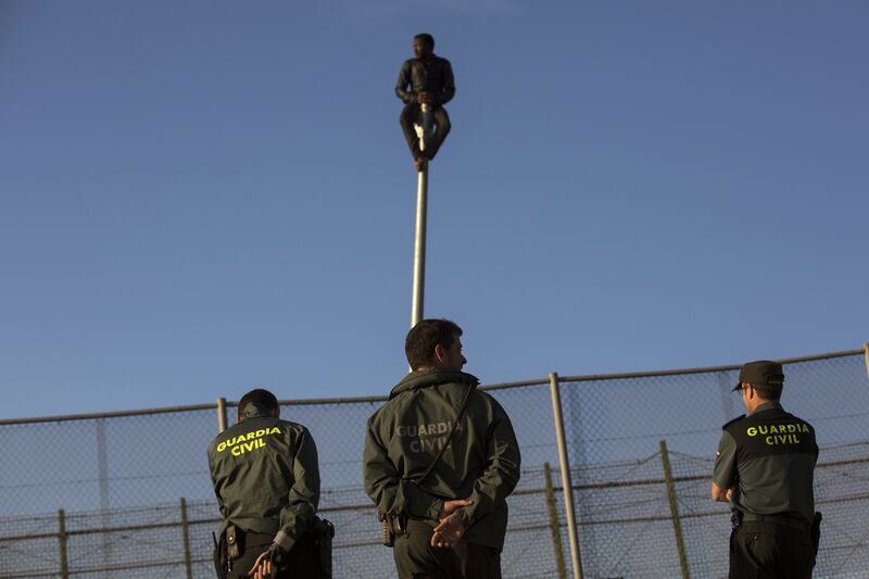 galleries/2014/05/30/onslaught-of-moroccans-rush-the-spanish-border-photos/140530-spain-fence7_fuo3wh