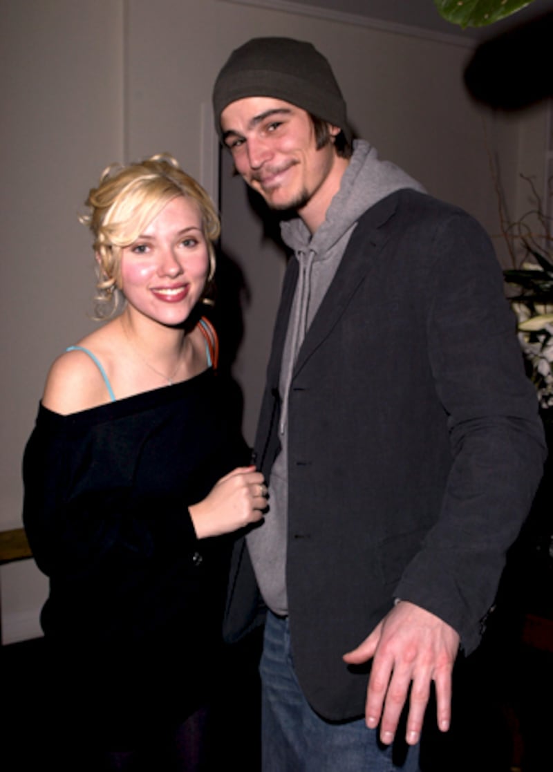 galleries/2011/10/21/scarlett-johansson-with-joseph-gordon-levitt-and-more-men-she-s-dated-photos/scarlett-johansson-harnett_hdptnh