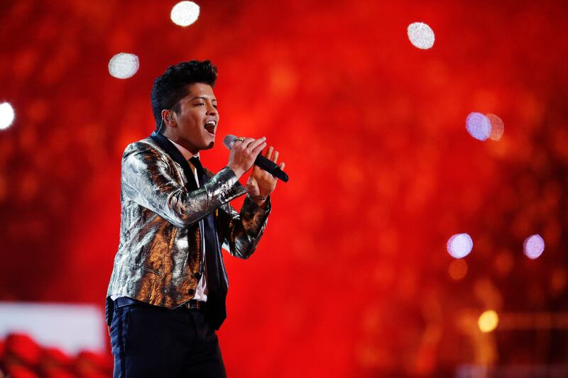 articles/2014/02/02/bruno-mars-super-bowl-halftime-show-review-strange-blood-sugar-sex-magic/140202-fallon-halftime-tease_ykoshq