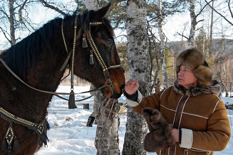 galleries/2013/09/05/17-photos-of-putin-schmoozing-with-animals-photos/130904-putin-horse-winter_qmukpb