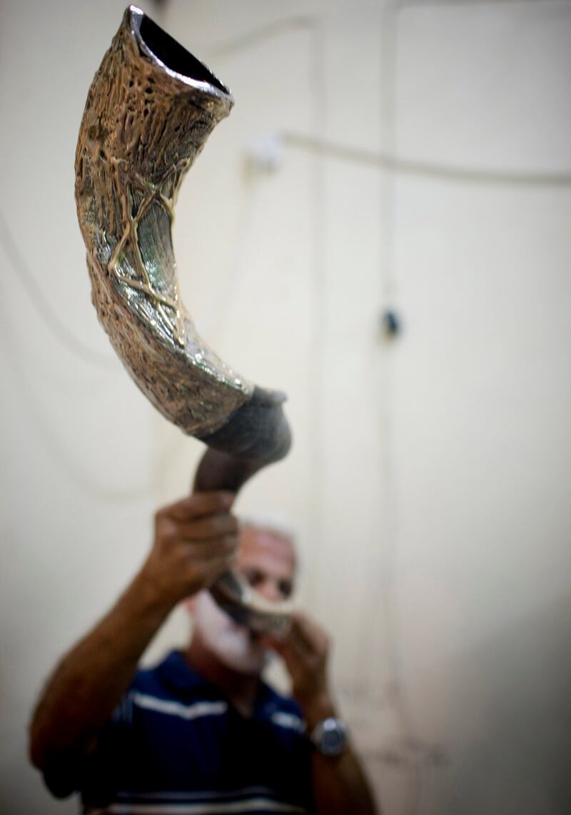 galleries/2012/09/17/it-s-shofar-season-jews-with-horns-photos/shofar-2012-05_shq2ta