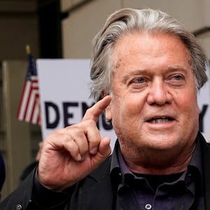 2022-07-19T140931Z_1920711555_RC2MEV998D8K_RTRMADP_3_USA-CAPITOL-SECURITY-BANNON_ebx2j6