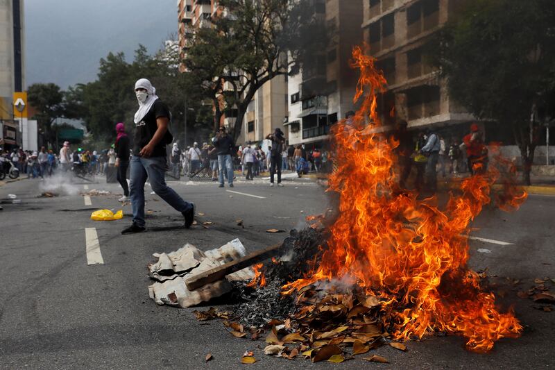 galleries/2017/04/20/venezuela-s-mother-of-all-marches-tens-of-thousands-protest-president/170420--mother-of-marches-06_diip0y