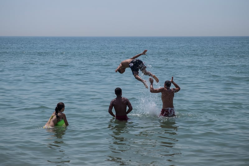 galleries/2013/07/20/east-coast-heat-wave-brings-out-the-fans-the-ac-and-the-parasols-photos/heatwave-15_rqp79m