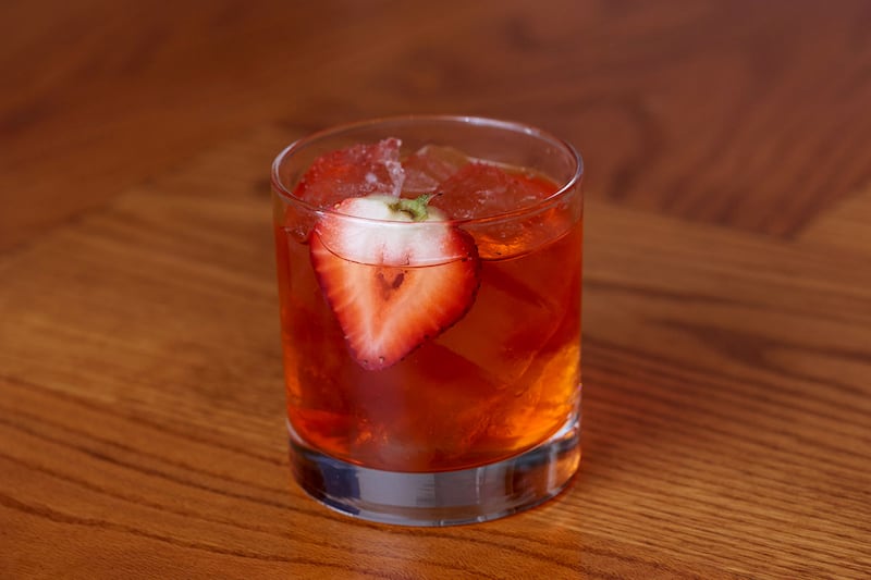 articles/2016/06/03/how-to-make-the-best-strawberry-cocktails-this-summer/160602-rothbaum-strawberry-cocktails2-embed_u0mryh