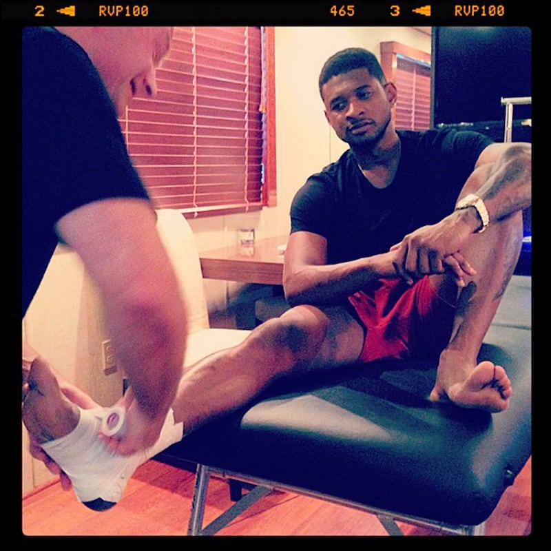 galleries/2013/06/16/usher-jessica-alba-more-celebrity-twitter-pictures-photos/130616-celeb-twitpics-usher_iazva8