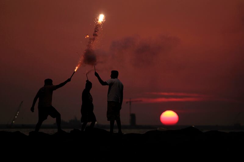 galleries/2011/12/31/new-years-eve-celebrations-around-the-world/new-years-eve-celebrations-around-the-world-colombo-sri-lanka_qftwyl