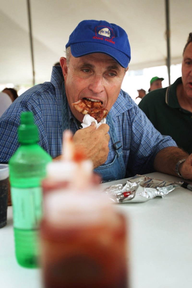 galleries/2011/08/17/politicians-eating-corn-dogs-and-other-foods-on-a-stick/politicians-corn-dogs-giuliani_jdh4rf