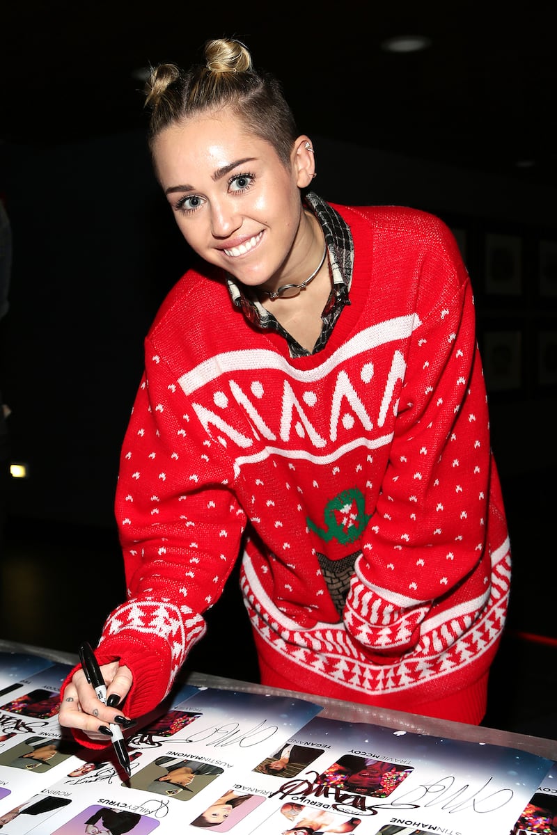 galleries/2011/11/28/celebrities-in-ugly-christmas-sweaters-photos/131223-xmas-sweater-miley_flfhjt