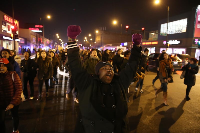 galleries/2015/11/25/chicago-protesters-march-after-release-of-laquan-mcdonald-video-photos/151124-chicago-protests-05_gyugh6