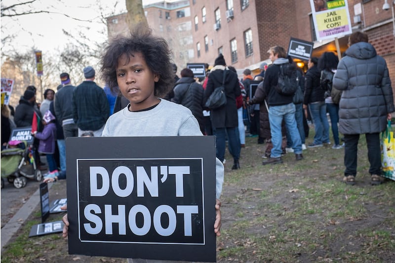 galleries/2014/12/27/marching-in-memory-of-akai-gurley/141227-brooklyn-protest1_oqadll