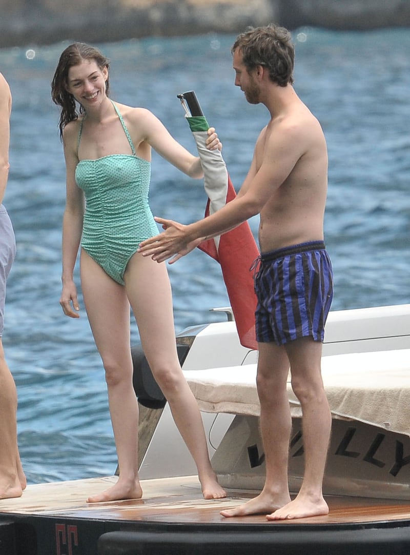 galleries/2014/05/26/celebrities-in-one-piece-bathing-suits-photos/one-piece-bathing-suits-hathaway_i6ls9y