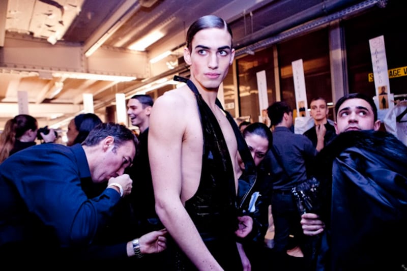 galleries/2012/01/23/paris-men-s-fashion-week-backstage-photos/mens-fashion-week-gal-4_sbpruw