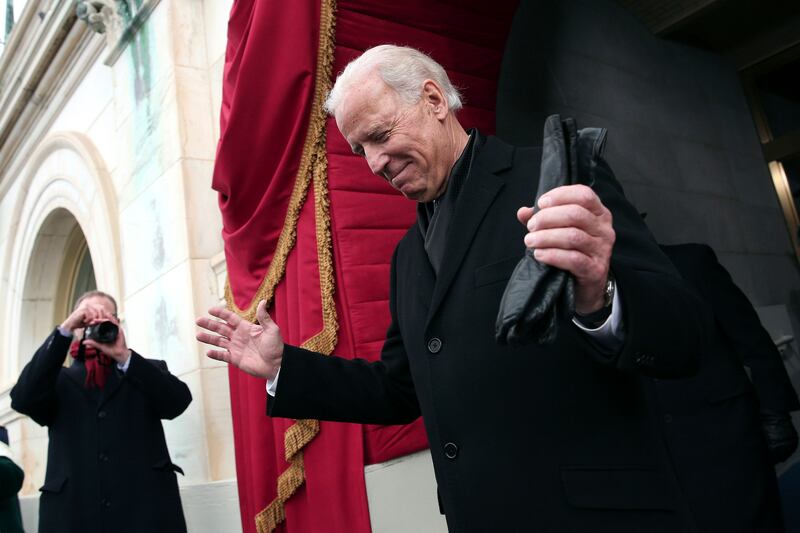 galleries/2013/01/21/president-obama-s-second-inauguration-photos/130121-biden-arriving-at-capital_h8tpqb