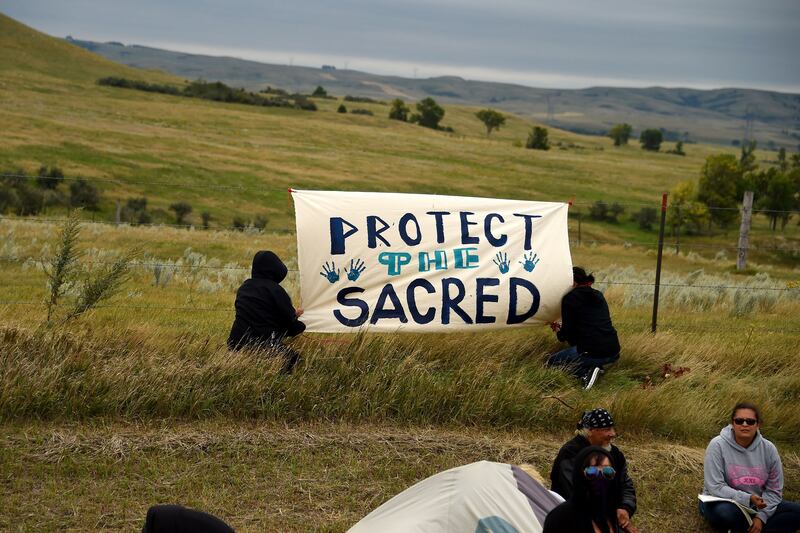 articles/2016/09/09/now-the-sioux-must-battle-big-oil/160909-dakota-pipeline-protest2-embed_av8zff