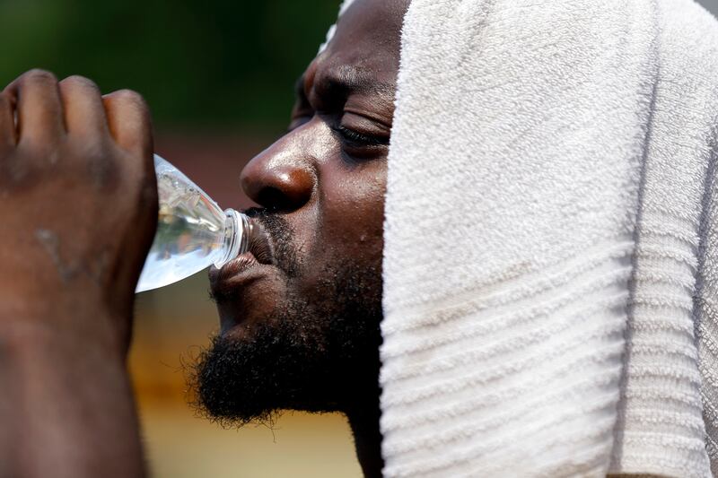 galleries/2013/07/20/east-coast-heat-wave-brings-out-the-fans-the-ac-and-the-parasols-photos/heatwave-01_gobqxm