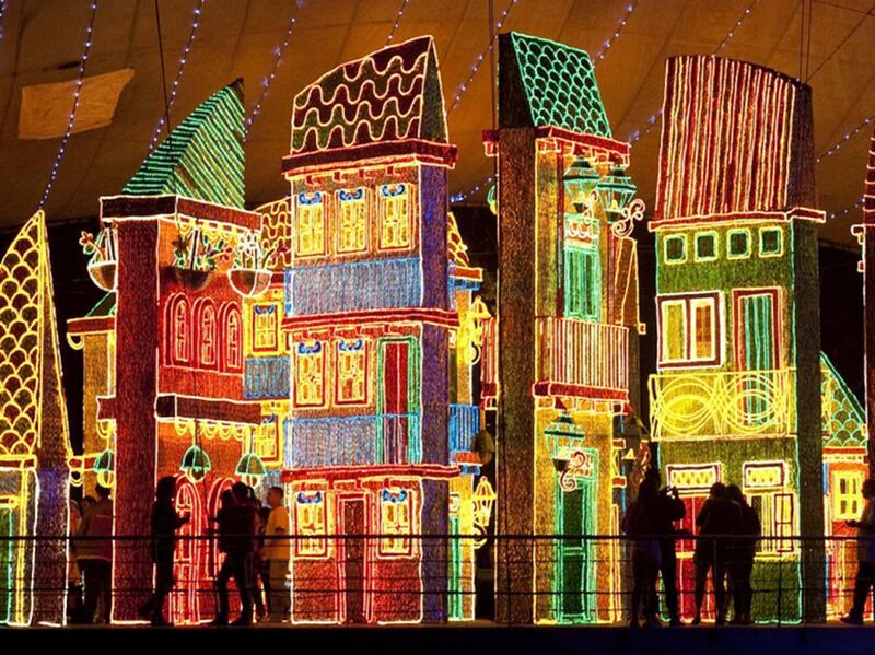 galleries/2013/12/23/step-aside-clark-griswold-the-world-s-most-extravagant-christmas-light-displays-photos/xmas-lights-colombia_myo0jw