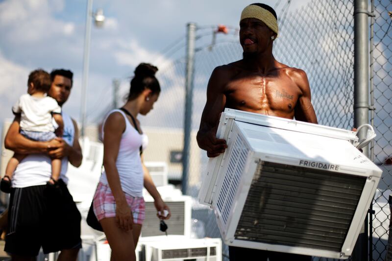 galleries/2013/07/20/east-coast-heat-wave-brings-out-the-fans-the-ac-and-the-parasols-photos/heatwave-08_sqroxx