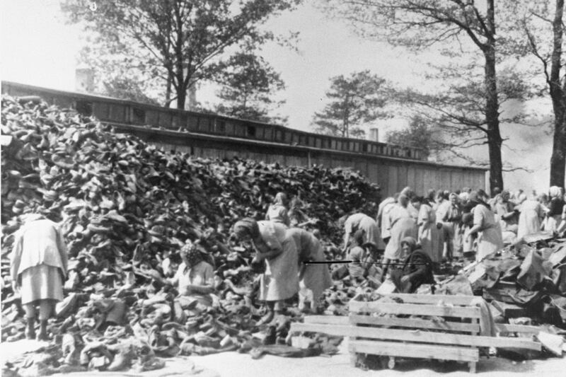 galleries/2015/01/27/when-soviet-soldiers-opened-auschwitz/150126-holocaust-photos-11_l0pheg