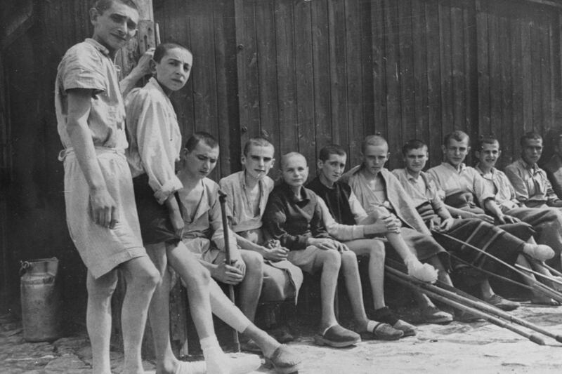 galleries/2015/04/11/when-american-soldiers-opened-buchenwald-photos/150409-buchenwald-liberation8_esiwbf