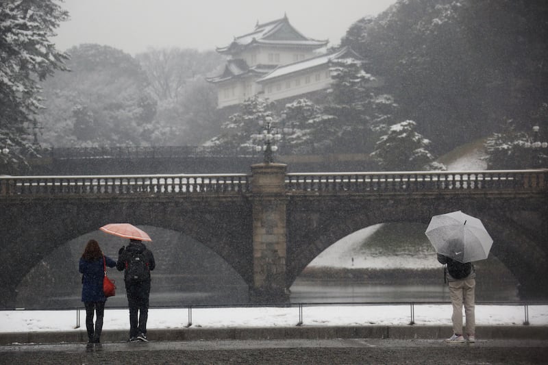 galleries/2014/02/18/snowstorm-cripples-japan-photos/140218-japan-snowstorm-9_whi8yt