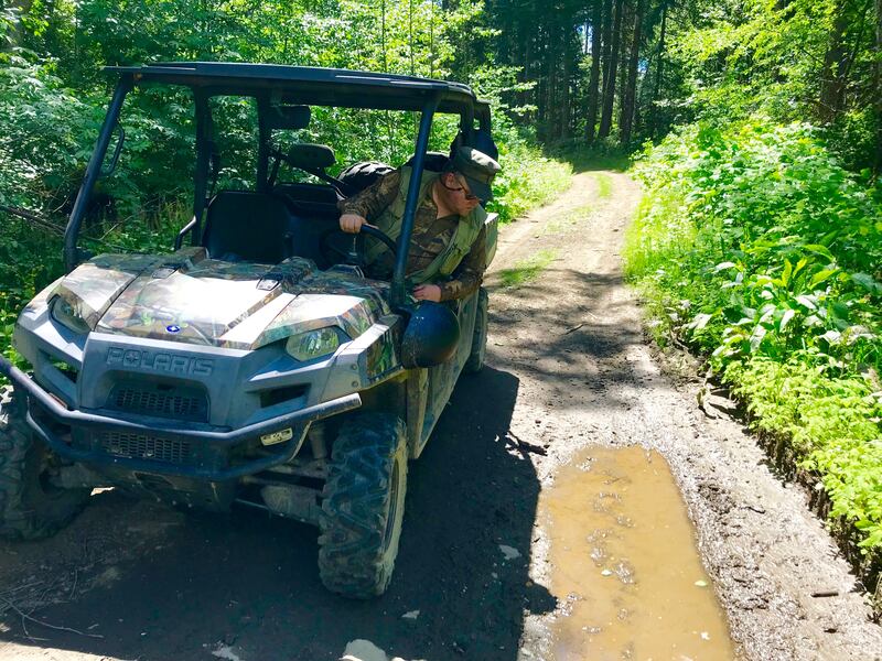 looking_for_footprints_in_mud_Thomas_Steenburg_CREDIT_Jennifer_Bain_mnj6q4