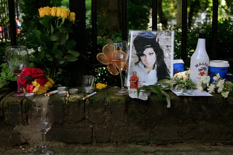 galleries/2011/07/25/celebrity-shrines/winehouse-celebrity-shrine_c1y2yo