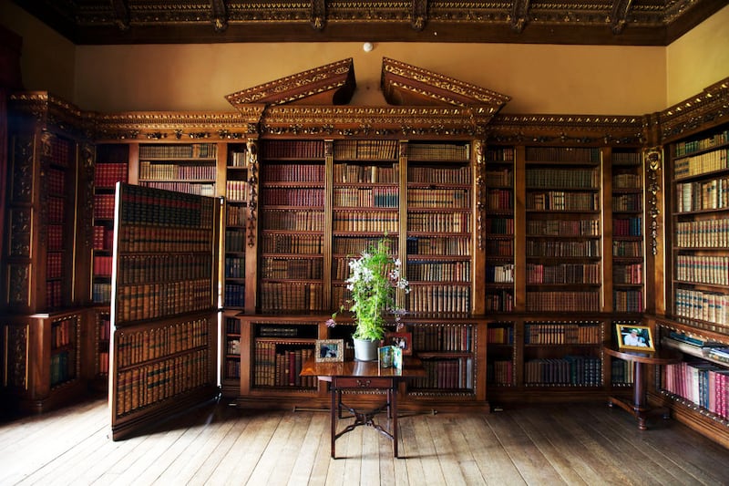 201017-Studarus-Beautiful-Library-Highclere-Castle-embed2_di08j2