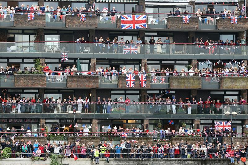 galleries/2012/06/03/queen-elizabeth-s-diamond-jubilee-kate-middleton-prince-william-and-more-photos/crowds3-queen-jubilee-celebration_r8smjl