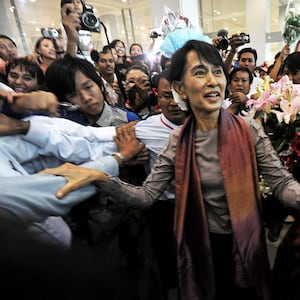 articles/2012/08/24/the-backlash-against-aung-san-suu-kyi/suu-kyi-lost-halo-popham_afgyvg