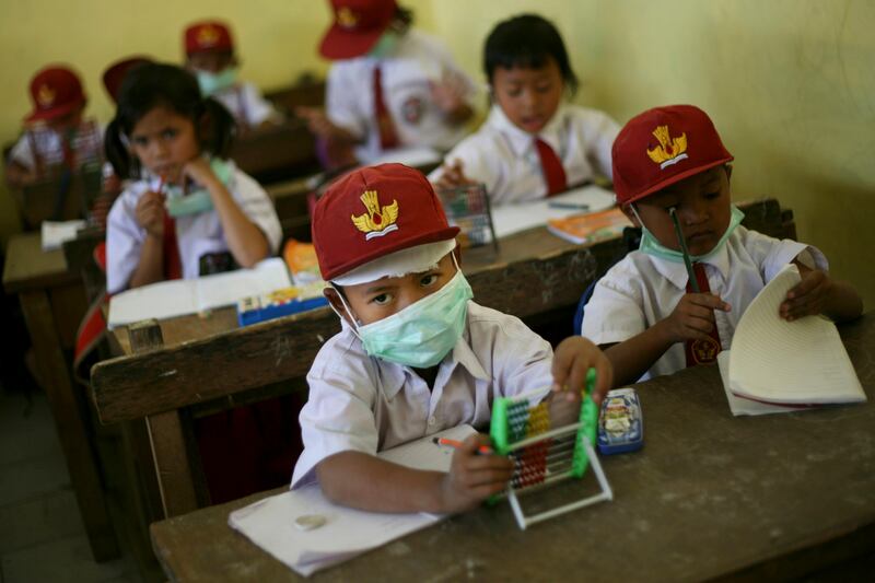 galleries/2013/09/17/indonesian-volcano-eruption-displaces-thousands-photos/130917-volcano-07_af9f37