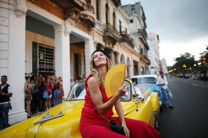 galleries/2016/05/04/chanel-brings-catwalk-to-cuba/160504-cuba-chanel-01_d9qjxp