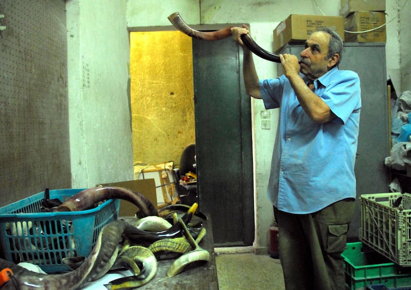 galleries/2012/09/17/it-s-shofar-season-jews-with-horns-photos/shofar-2012-15_btyueh