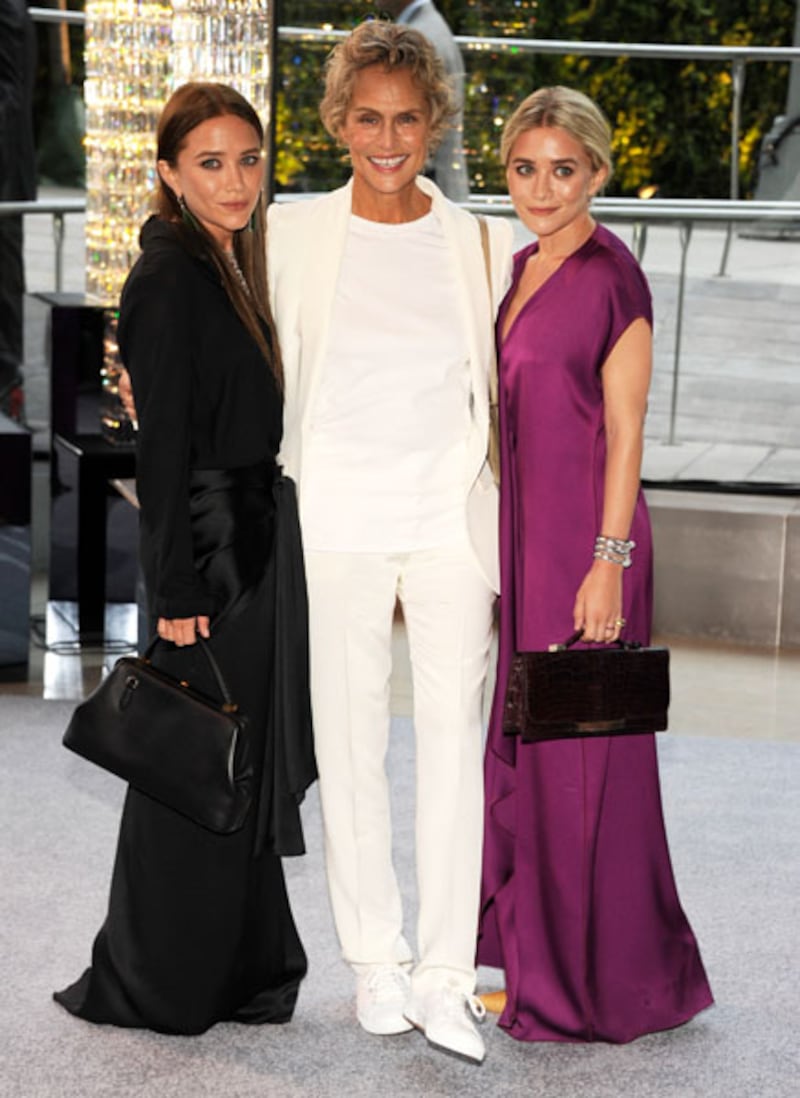 galleries/2012/06/04/cfda-awards-2012-brunette-mary-kate-olsen-anna-wintour-more-photos/cfda-2012-olsens_gidabb