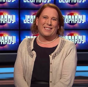 211218-jeopardy-amy-schneider-tease-01_acwhnn