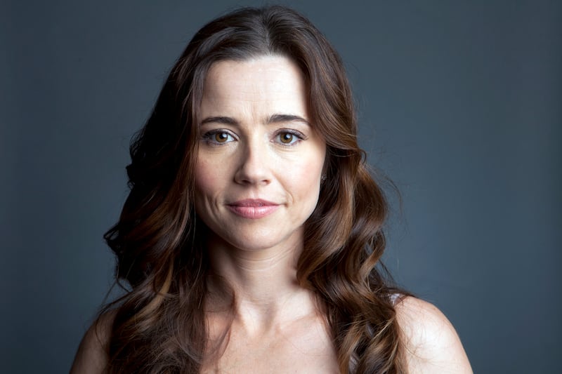 articles/2013/08/21/emmys-2013-linda-cardellini-on-mad-men-freaks-and-geeks-and-more/130820-linda-cardellini-stern-tease-embed_omeuos