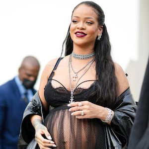 220304-rihanna-pregnancy-hero_jnqspv