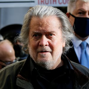 2021-11-15T194555Z_388797919_RC23VQ9J9QHL_RTRMADP_3_USA-CAPITOL-SECURITY-BANNON_fnxhfu