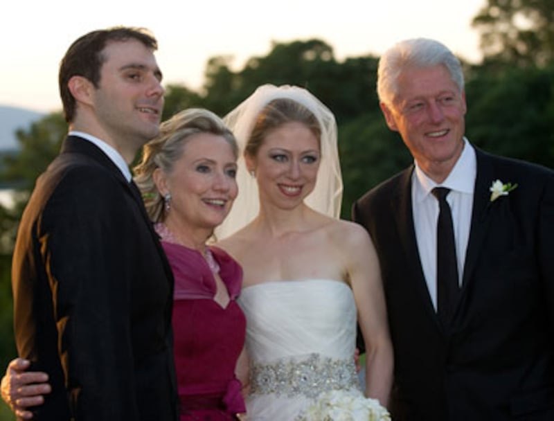 articles/2010/07/31/chelsea-clinton-and-marc-mezvinsky-tie-the-knot/chelsea-ties-the-knot_117309_rxcxyv