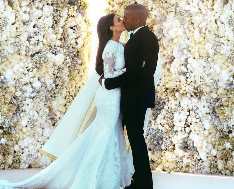 galleries/2014/08/10/the-year-of-the-insane-wedding-photo-jeff-goldblum-s-jurassic-park-disasterpiece-kimye-s-floral-smooch-and-more/140808-insane-wedding-kimye_awmndr