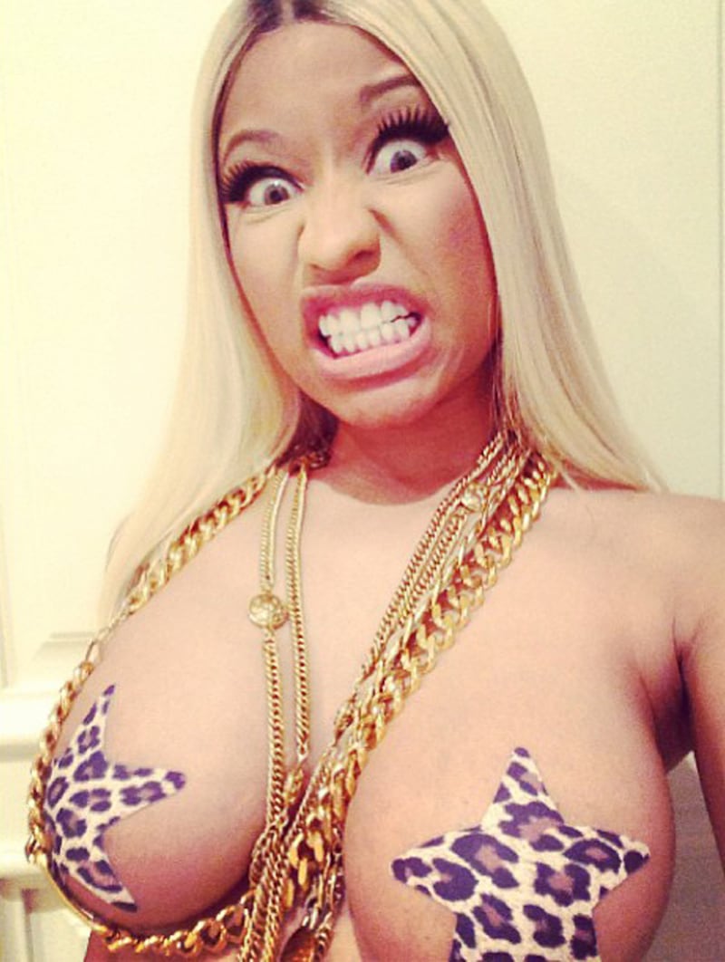 galleries/2013/12/28/the-best-celebrity-selfies-of-2013-photos/2013-selfies-minaj_l9h7z6