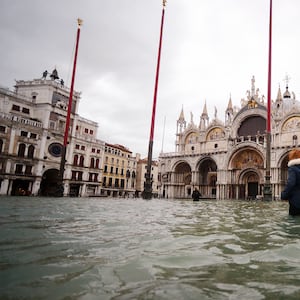 191115-nadeau-venice-tease-2_zkoh63