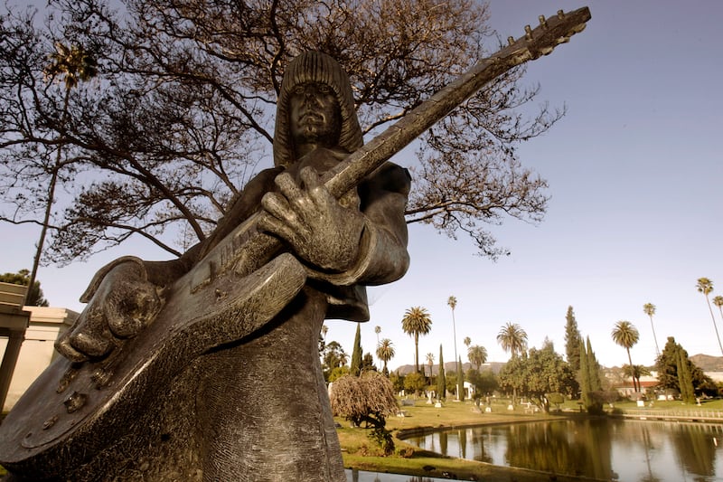 galleries/2012/10/27/13-great-american-graveyards-from-arlington-to-hollywood-photos/great-american-graveyards-hollywood-forever_lfmimv