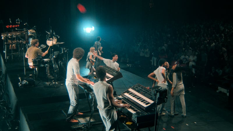 Chris Frantz, Jerry Harrison, Tina Weymouth, Alex Weir, Bernie Worrell, David Byrne, Steve Scales, Lynn Mabry, and Ednah Holt.