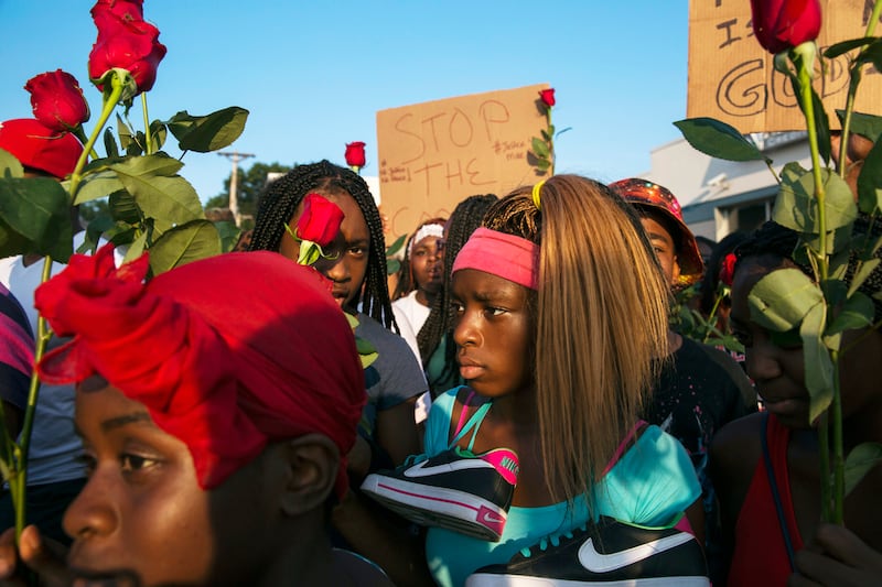 galleries/2014/08/18/missouri-protest-descends-into-chaos-photos/140819-ferguson-missouri-riots-update7_wvfjur